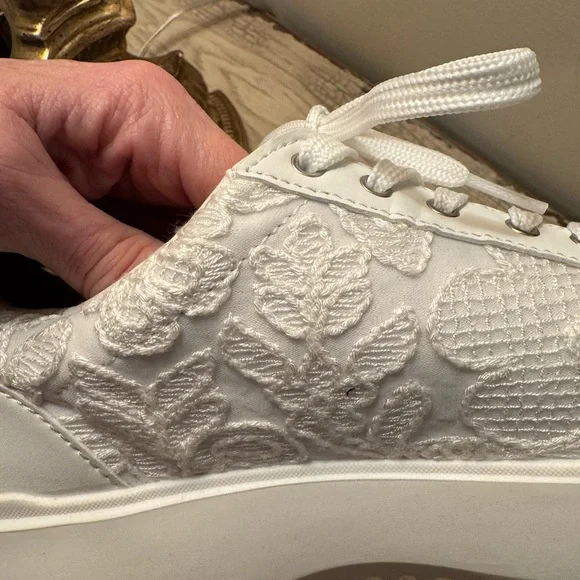 Vionic Kearney White Lace Platform Sneakers. NWOT. SO adorable and comfortable🥰 - Picture 5 of 8